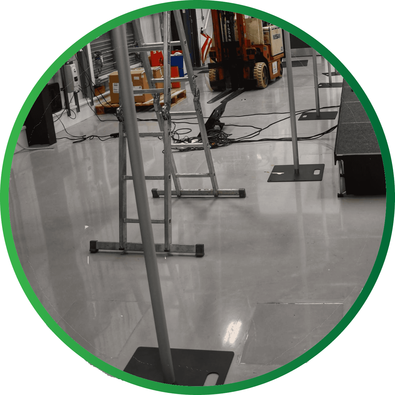 backdrop-poles-space-and–assembly